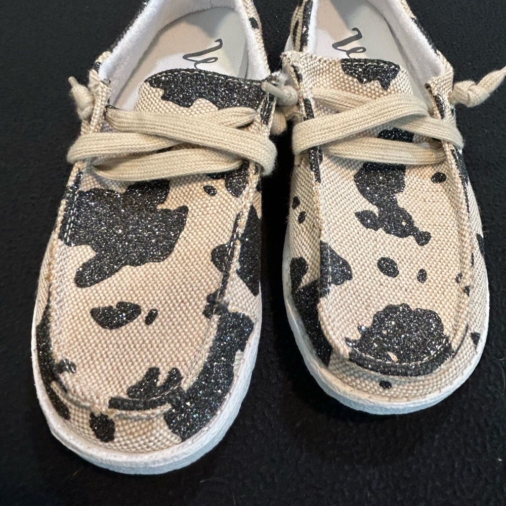 Very G women’s shoe canvas lace up slip on shea casual shoe. Size 6 Black Cream